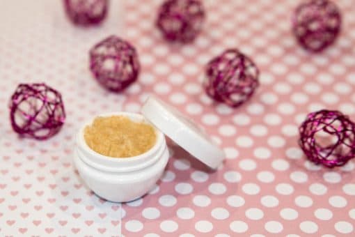 Recette cosmétique mini scrub gourmand pour les lèvres